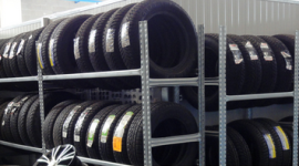  Gommista in sede - Per essere sempre in line con le aspettative dei nostri clienti Garage Centrale tra i Vari servizi vantiamo un reparto dedicato agli pneumatici, prestando un'efficiente servizio di vendita, assistenza e riparazione di pneumatici multimarca.