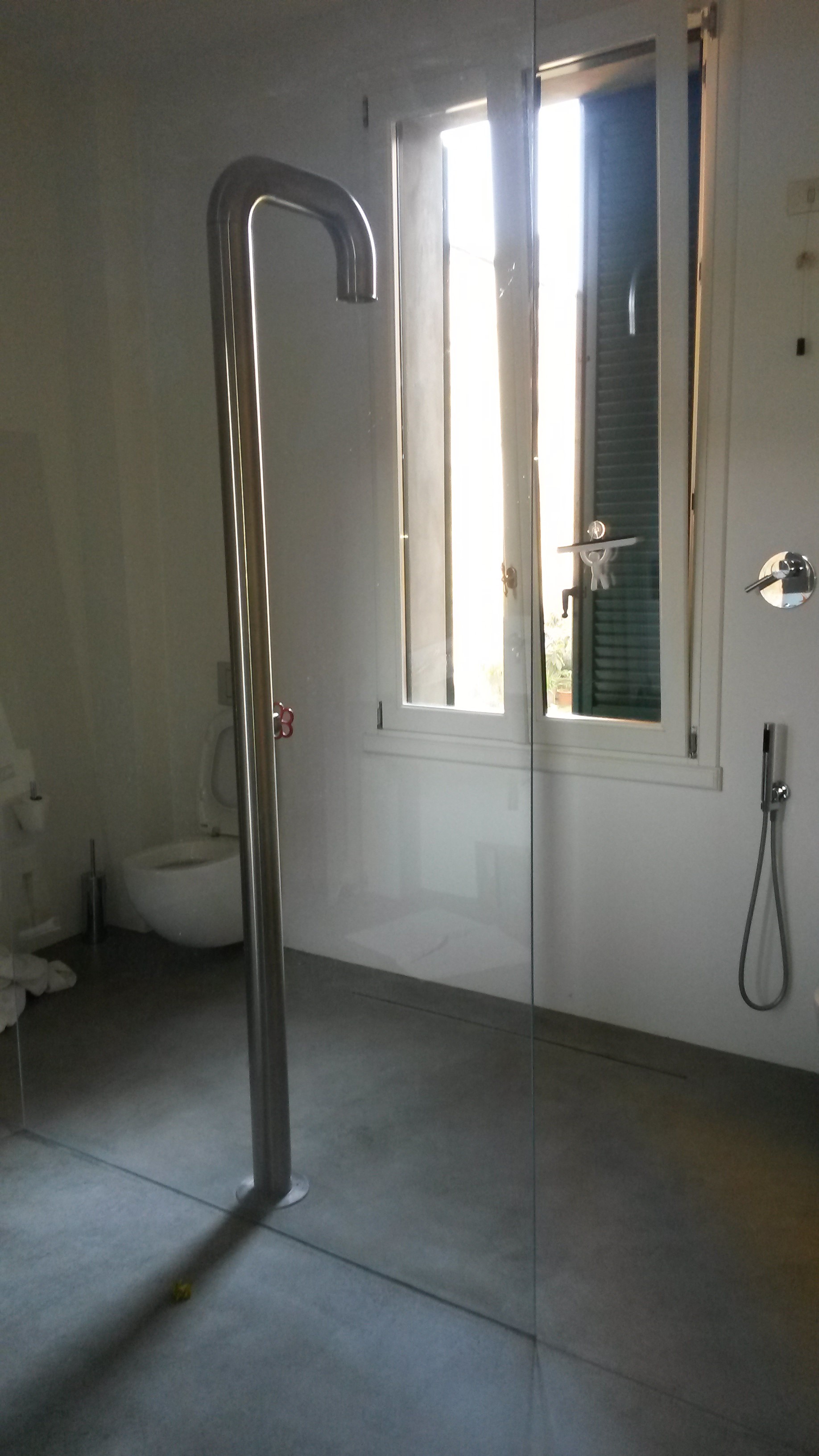 bagno con doccia centrale 
