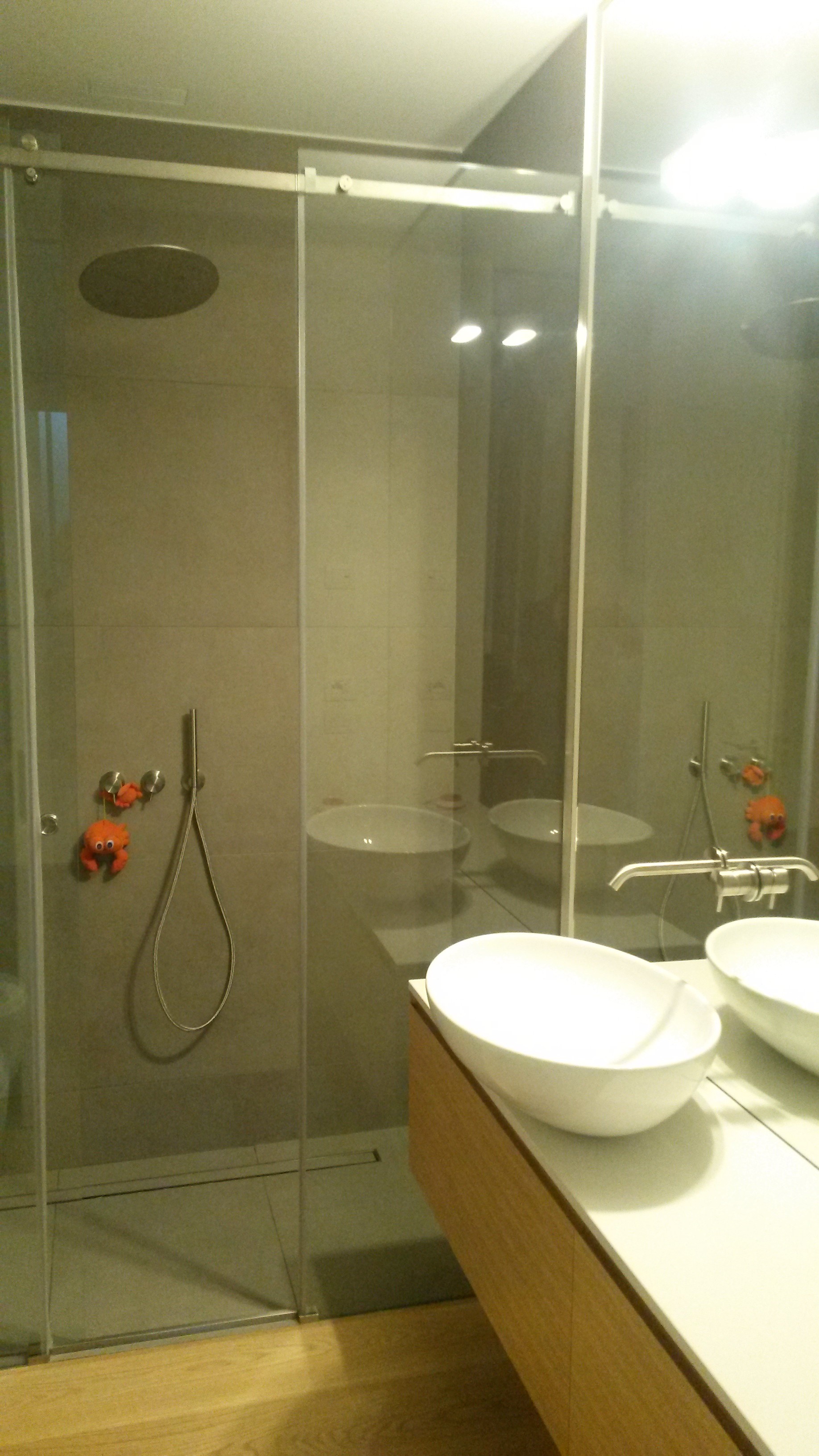 piatto doccia filo pavimento e rubinetteria lavabo a parete 