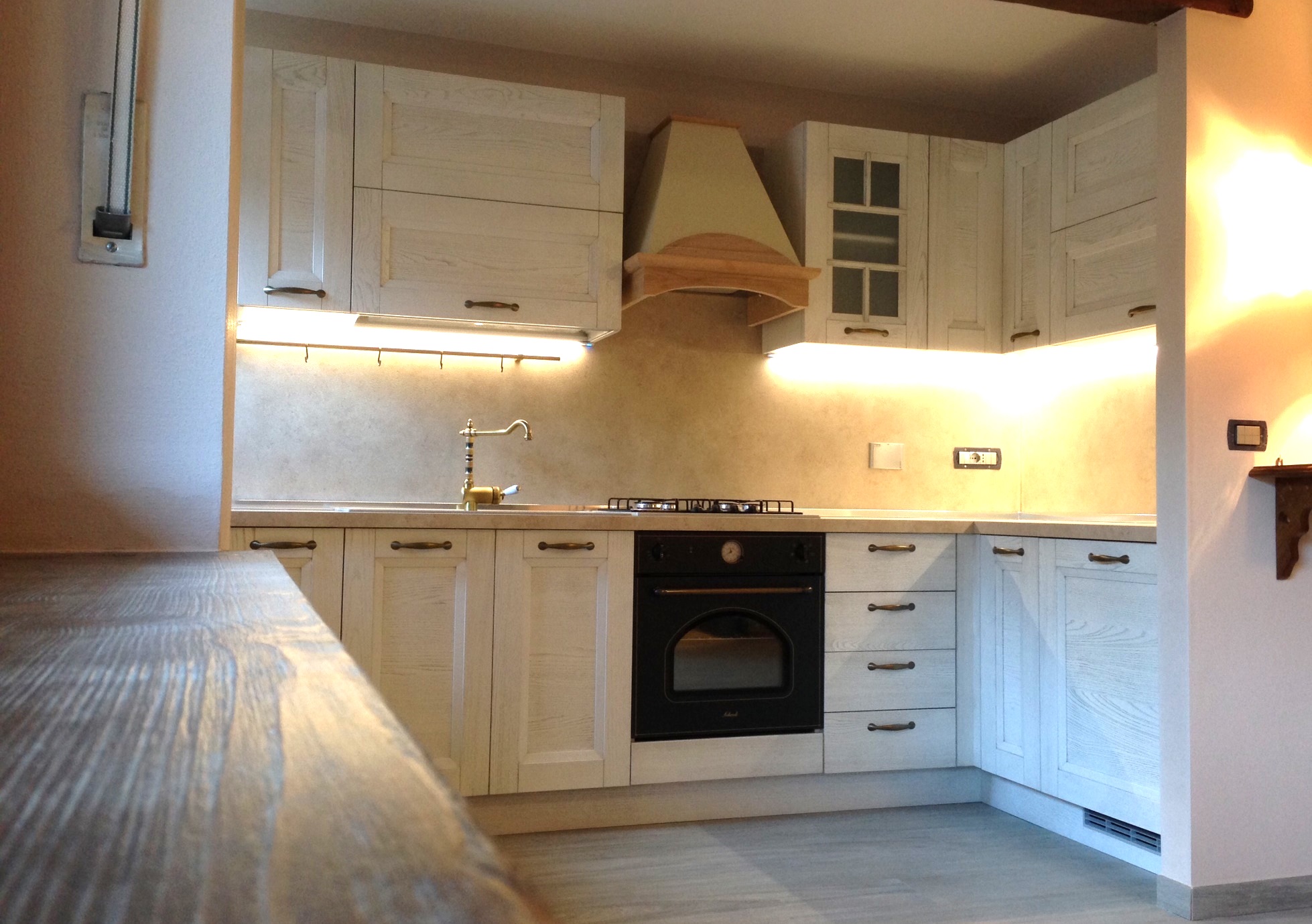 cucina - Le nostre cucine sono realizzate su misure delle vostre richieste, seguite nei dettagli e progettate per rendere unici i vostri ambienti.
In questo caso specifico, la nostra cucina "alba" rende particolarmente accogliente questo Chalet in montagna andando a richiamare i colori e le finiture calde del legno massiccio.