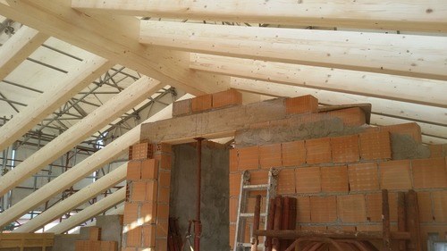 RECUPERO SOTTOTETTO SARONNO - posa travi tetto in legno lamellare a vista