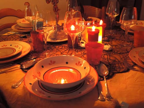 La tavola per Halloween - Servizio piatti 18 pezzi+ 6 calici+ 6 bicchieri colorati 100 euro anzichè 132,00 