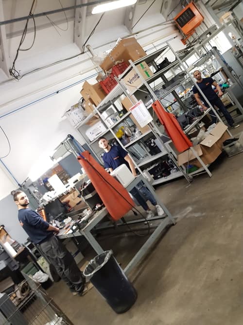 Officina di revisione - Singoli banchi di lavoro per ogni tecnico