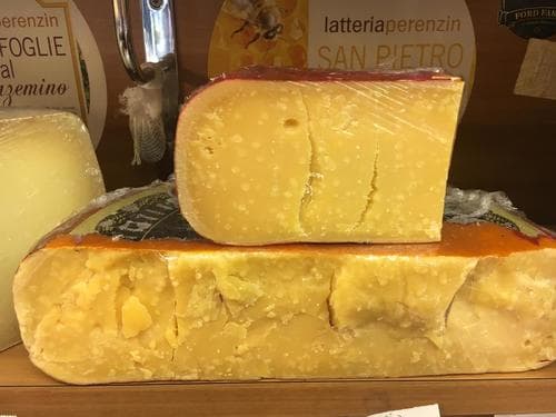 BRUGGE DE PRESTIGE - Formaggio Belga stagionato almeno 24 mesi , pasta granosa dal sapore pieno , da accompagnare con un vino rosso strutturato.
