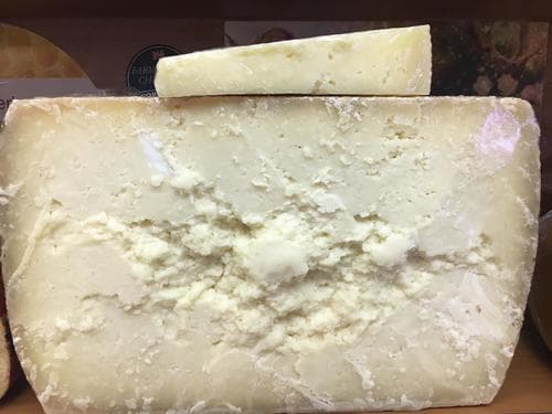 RISERVA DEL FONDATORE - Pecorino a latte pastorizzato della Maremma. La forma pesa 20/25 kg e viene fatta stagionare per più di un anno in cantine ricavate da grotte .
Pasta e morbida al palato ed è un esplosione di gusto per le papille gustative. Unico nel suo genere .