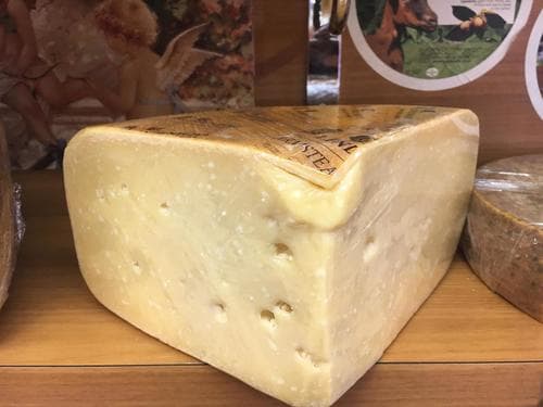 GOUDA FERMIER  - Famoso formaggio olandese stagionato per più di 36 mesi. Gusto inimitabile 
