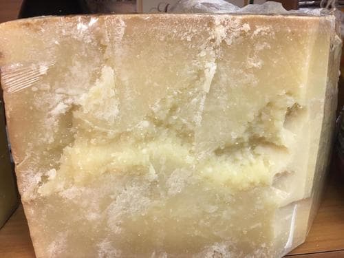 GRAN SARDO - Pecorino Sardo prodotto nella provincia di Nuoro e portato a stagionare in grotte del gran Sasso per oltre 36 mesi .