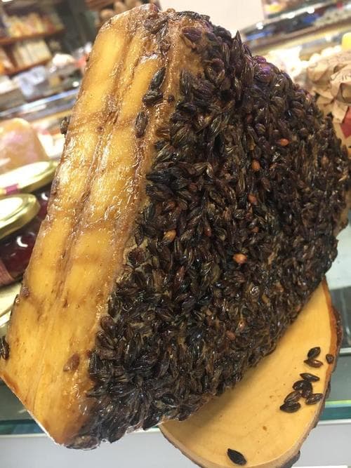 UBRIACO AL WHISKY - Formaggio misto di capra e mucca stagionato per oltre un anno e messo ad “affinare” in malto di orzo e whisky.
Questa chicca da fine pasto non può mancare sulla tavola dei veri intenditori.