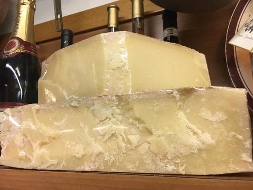 PIAVE STRAVECCHIO - Tipico formaggio delle Alpi Bellunesi dal sapore pieno e gradevole. Buonissimo degustato con un pregiato salame felino.