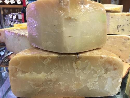 OSSAU-IRATY A.OP - Pregiato formaggio di pecora dei Pirenei, a latte crudo , le pecore pascolano in alpeggio dove crescono solo alcuni tipi di erbe , che conferiscono al formaggio un gusto UNICO viene fatto stagionare in grotte naturali in alpeggio.
