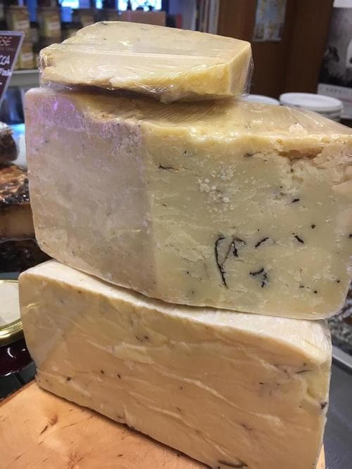 TARTUFIN - Famoso formaggio di pecora al tartufo dell’isola di Pag ( Croazia) si può degustare come antipasto , farci un risotto , fare a scaglie su di un uovo all’occhio di bue o soltanto così , per assaporarne il tartufo.
