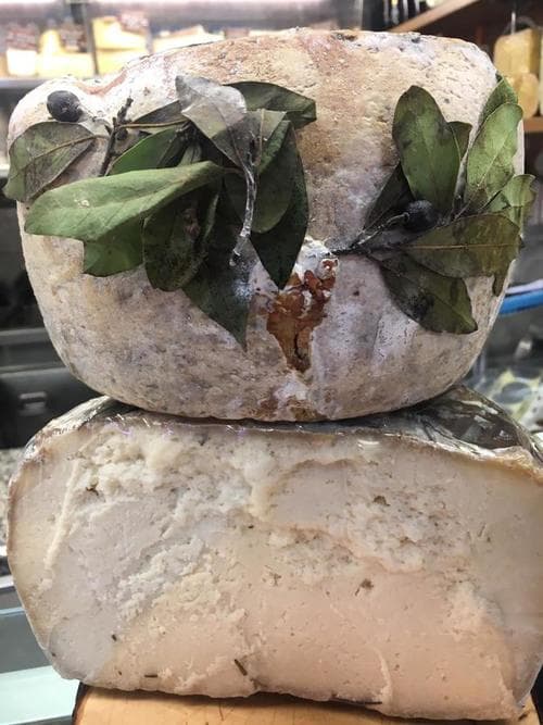 TOMA DI CAPRA ALLE ERBE AROMATICHE - Spettacolare toma di capra semi stagionata affinata nelle erbe aromatiche dell’Umbria.