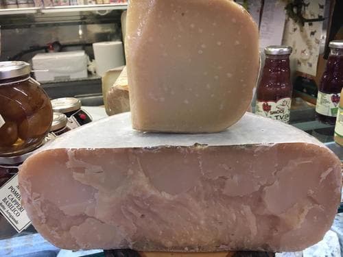 GOUDA DE CHEVRE - Toma di capra stagionata oltre i 20 mesi. Morbido al palato con note di nocciola .
