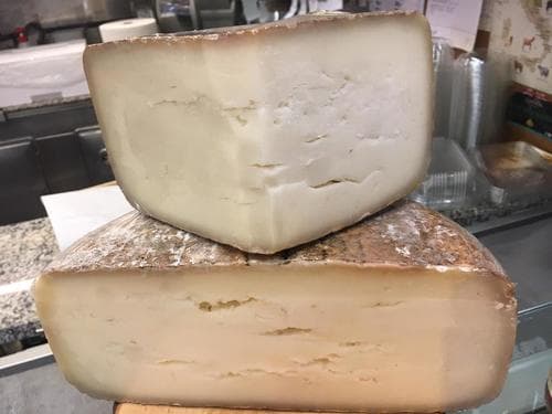 LE SECRET DE COMPOSTELLE - Formaggio di pecora Basco prodotto sul tipico cammino di Compostela. Le pecore pascolano libere e brucano le tipiche erbe del posto .
Morbido e gustoso con sentori di erba.
