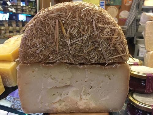 PECORINO TOSCANO AFFINATO IN PAGLIA E FIENO - Pecorino a latte crudo semi stagionato. L’affinamento nel fieno conferisce al formaggio una morbidezza ed una gustosità senza eguali.