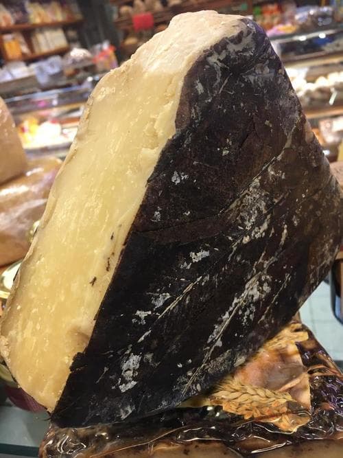 IL CASTAGNO - Piemontese Misto pecora e mucca stagionato oltre i 12 mesi affinato in foglie di castagno