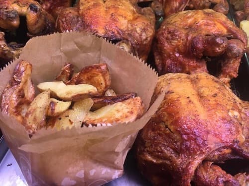  - Polli allevati all’aperto senza l’uso di antibiotici, alimentati con mangimi no OGM (soia , mais e derivati)
Tutti i giorni allo spiedo con contorno di patate o verdure .