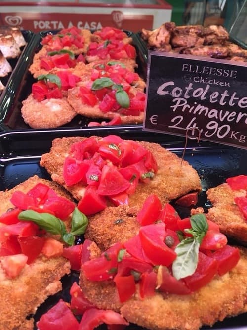 COTOLETTE PRIMAVERA - Cotoletta di pollo cotta in forno e guarnita di pomodori freschi e basilico 