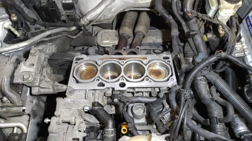 MONOBLOCCO VW GOLF 1.6 IN LAVORAZIONE