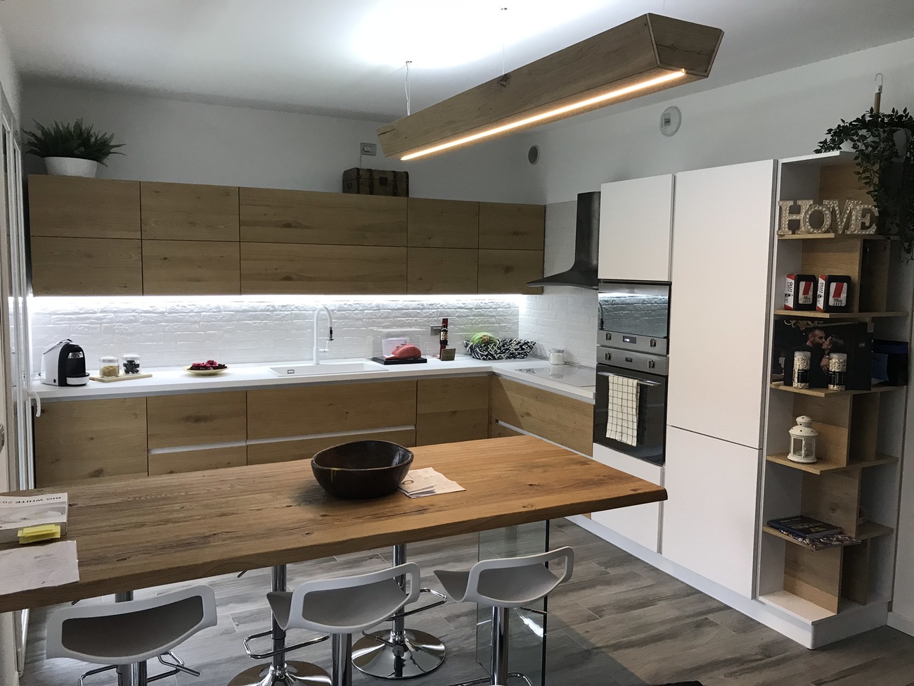 cucina - Cucina in rovere, top in laminato finitura pietra. lampada in listoni di parquet con strip led.
Tavolo in legno massiccio invecchiato