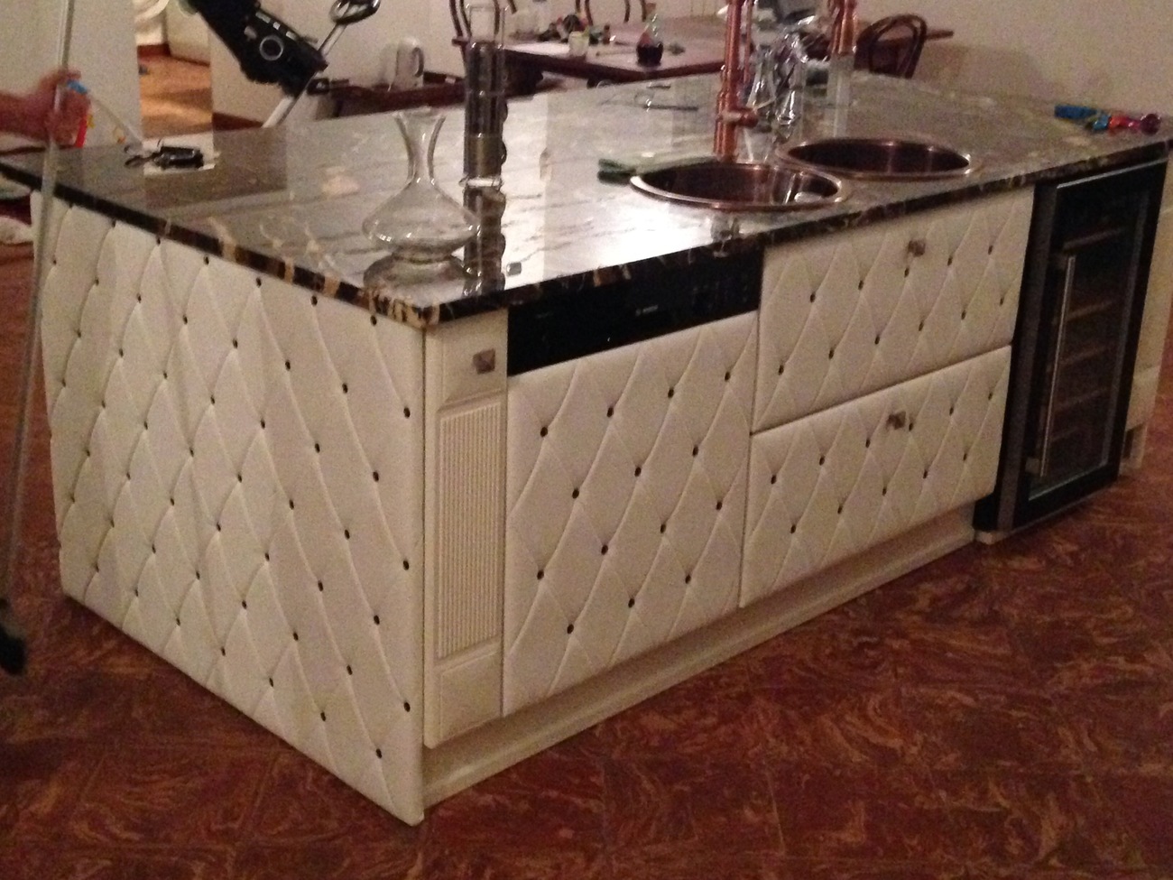 falegnameria - rivestimento in pelle isola cucina a effetto chesterfield