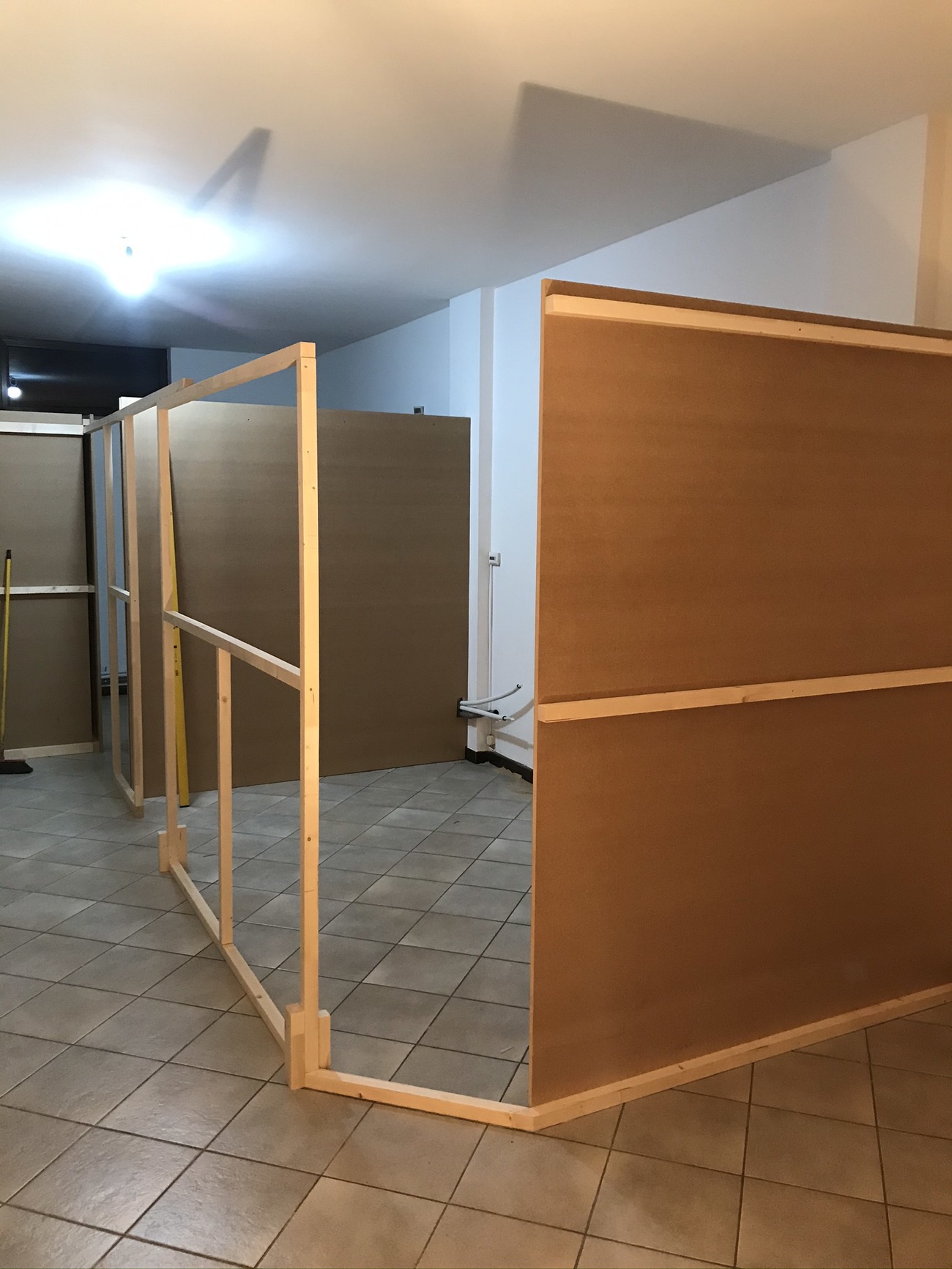 falegnameria - realizzazione pareti divisorie con struttura in abete e tamponamenti in mdf grezzo.