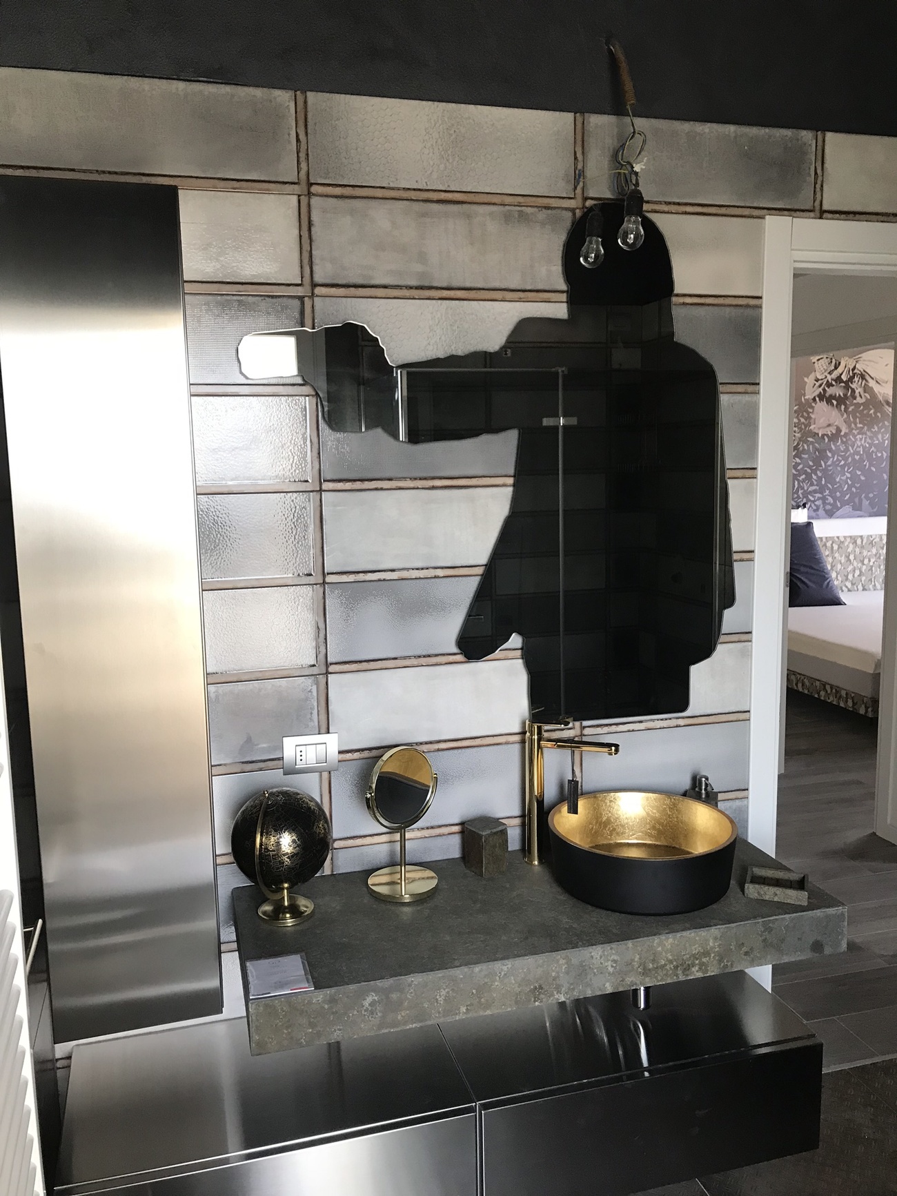 bagno - Bagni d'arte, personalizzati secondo i sogni del cliente e diventate realtà tramite le nostre abilità. top in ardesia con giunte invisibili, vasca in vetro nero-oro che richiama la rubinetteria, pensili con rivestimento in acciaio satinato e specchio direttamente tratto da Pulp Fiction