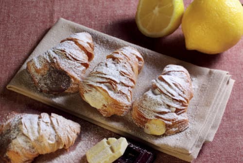 Le Aragostine - Le Aragostine, croccanti sfogliatelle farcite con fresca crema al limone, cioccolato o cioccolato bianco, e arricchite con zucchero a velo.

Peso Netto, per tipo 1500gr
Scadenza 180gg
Dim. Pallet 80x120cm 9 cart. per strato
Pallettizzazione max 180 cartoni