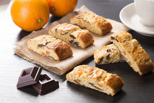 Cantucci cioccolato fondente e scorze di arancia candite - Una nuova ricetta con cioccolato fondente e scorze di arancia candita, per i classici cantucci toscani, da provare assolutamente.

Peso Netto 1500gr
Scadenza 180gg
Dim. Pallet 80x120cm – 9 cart. per strato
Pallettizzazione max 180 cartoni