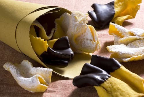 Cenci con zucchero a velo o cioccolato fondente - I deliziosi dolci di Carnevale, da gustare nelle due varianti: spolverati con zucchero a velo oppure tuffati in finissimo cioccolato fondente.

Peso Netto 2pz da 1500gr l’uno
Scadenza 90gg
Dim. Pallet 80x120cm – 4 cart. per strato
Pallettizzazione max 40 cartoni