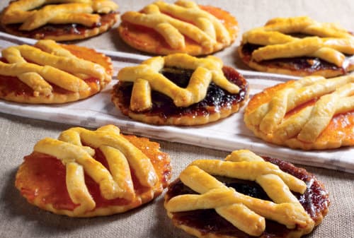  Le crostatine con marmellata di albicocche o more - Crostatine di friabile pasta frolla e deliziosa marmellata di albicocche o more, perfette per iniziare la giornata o per una golosa merenda.

Peso Netto 1500gr
Scadenza 180gg
Dim. Pallet 80x120cm – 9 cart. per strato
Pallettizzazione max 180 cartoni