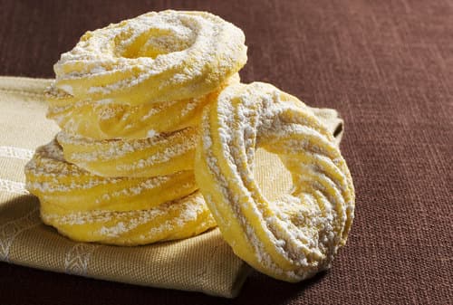 Le ciambelline - Le Ciambelline, deliziosi biscottini di leggerissima e friabile pasta frolla, ricoperta da una spolverata di zucchero a velo.

Peso Netto 1000gr
Scadenza 180gg
Dim. Pallet 80x120cm – 9 cart. per strato
Pallettizzazione max 180 cartoni