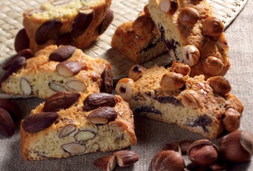 Mandorlosi e nocciolosi - Una ricetta ancora più golosa per i classici cantucci con mandorla e cioccolato, arricchiti, rispettivamente, con una pioggia di mandorle e nocciole intere.

Peso Netto 1500gr
Scadenza 180gg
Dim. Pallet 80x120cm – 9 cart. per strato
Pallettizzazione max 180 cartoni