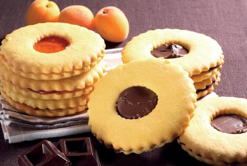 Gli occhioni con cioccolato e marmellata di albicocche - Squisita e fragrante pasta frolla con un cuore di crema al cioccolato o marmellata di albicocche, per i classici occhi di bue, ottimi per una gustosa merenda o una nutriente colazione.

Peso Netto 1500gr
Scadenza 180gg
Dim. Pallet 80x120cm – 9 cart. per strato
Pallettizzazione max 180 cartoni