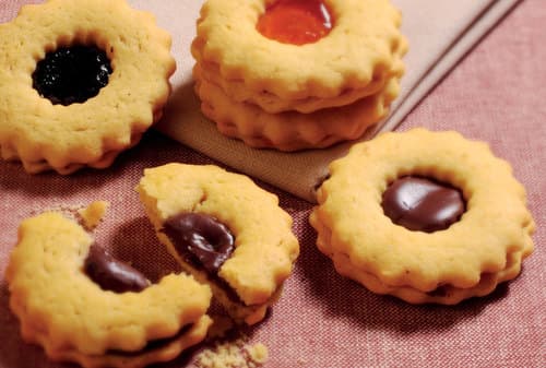Gli occhini con cioccolato, marmellata di albicocca e mora - Tra due biscottini di friabile pasta frolla, si racchiude un cuore di golosa crema al cioccolato, oppure di deliziosa marmellata di albicocche o more.

Peso Netto 1500gr
Scadenza 180gg
Dim. Pallet 80x120cm – 9 cart. per strato
Pallettizzazione max 180 cartoni