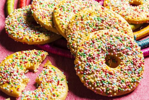 Le giostrine - Ciambelline di friabile pasta frolla, ricoperte da una pioggia di coloratissimi confetti, per una merenda in allegria.


Peso Netto 1000gr
Scadenza 180gg
Dim. Pallet 80x120cm – 9 cart. per strato
Pallettizzazione max 180 cartoni