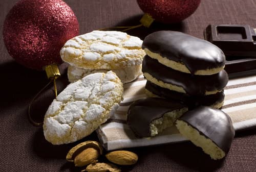 I ricciarelli con zucchero a velo o cioccolato fondente - Dalla più antica tradizione Toscana i Ricciarelli, deliziosi dolcetti natalizi a base di pasta di mandorle, nelle due varianti con zucchero a velo o ricoperti con cioccolato fondente.


Peso Netto 1100gr
Scadenza 180gg
Dim. Pallet 80x120cm – 9 cart. per strato
Pallettizzazione max 180 cartoni