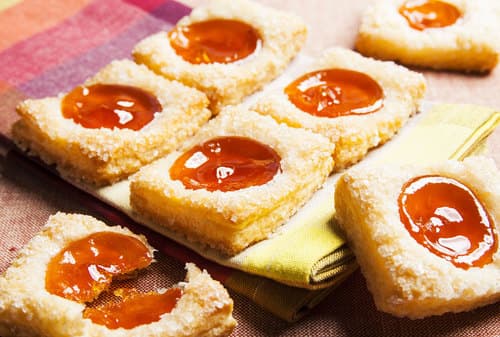 Quadri all’albicocca - Quadratini di leggerissima pasta sfoglia con un cuore di deliziosa confettura di albicocca e ricoperti con una pioggia di granella di zucchero.

Peso Netto 1000gr
Scadenza 180gg
Dim. Pallet 80x120cm – 9 cart. per strato
Pallettizzazione max 180 cartoni