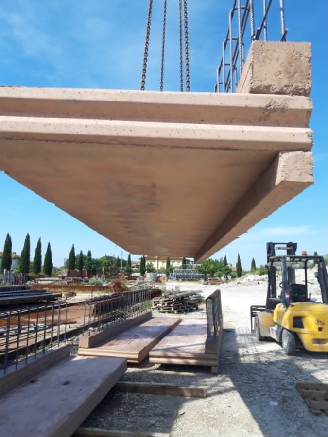 Muretto con gabbia di fondazione per argine