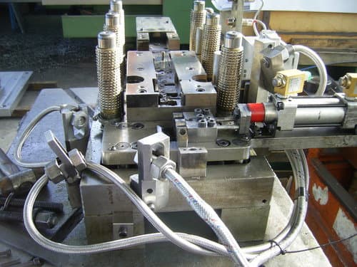 - STAMPO TRANCIA PIEGA RIVETTA CLIP METALLICA