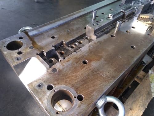 - MANUTENZIONE STRAORDINARIA STAMPO PROGRESSIVO PER LAMIERE DI GROSSO SPESSORE