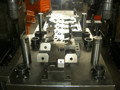 - STAMPO PROGRESSIVO TRANCIA PIEGA