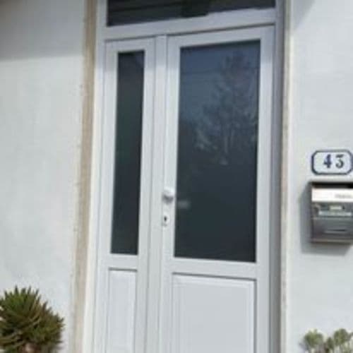 Portoncino PVC bianco con vetro satinato e pannelli diamantati