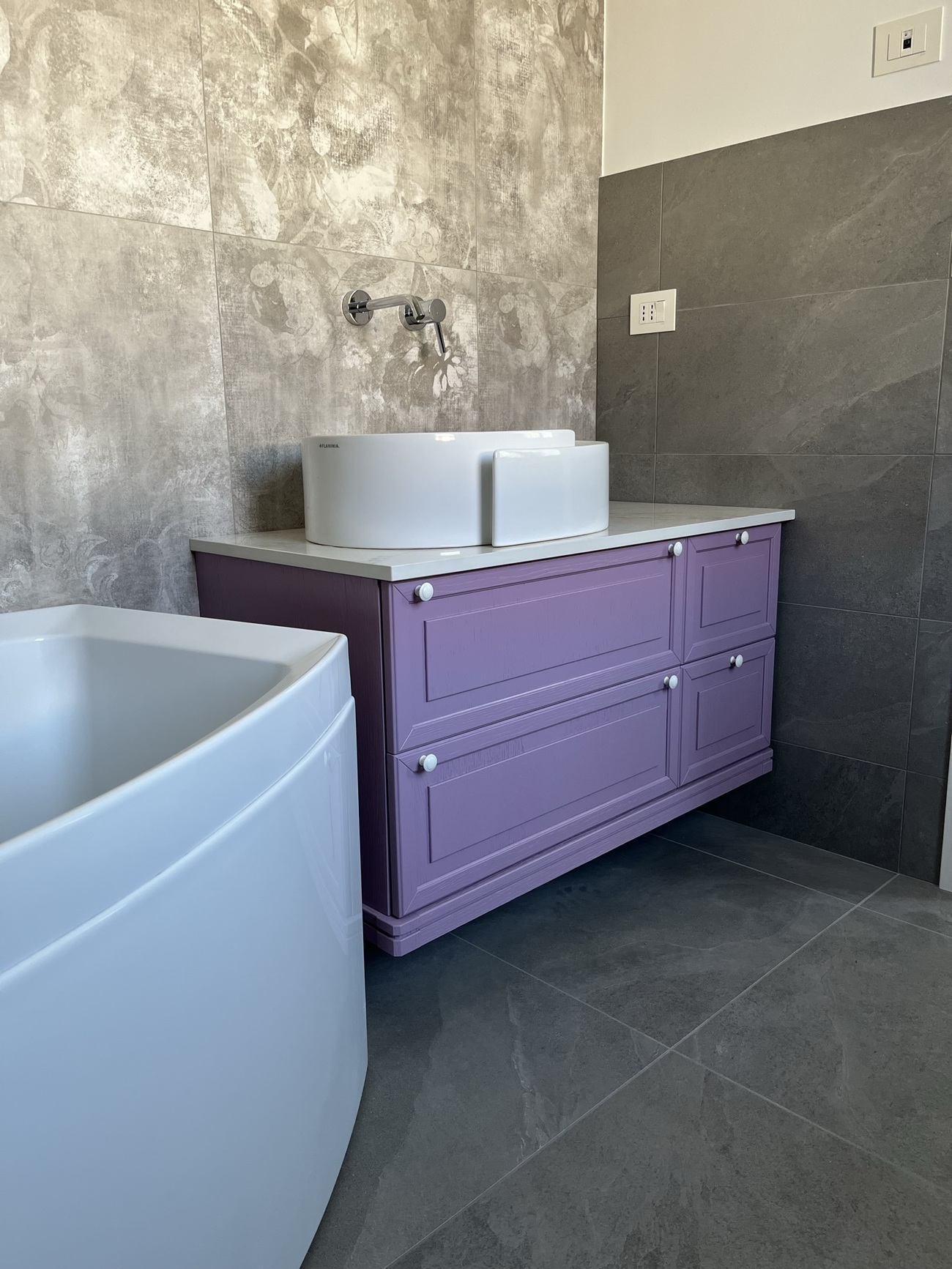 Bagno in stile, finitura frassino laccato - Una soluzione semplice ed elegante per rendere il vostro bagno comodo ed accogliente.
Particolare di rilievo, la nostra vasca, in ceramica, materiale elegante, igienico e particolarmente adatto all'arredo del bagno