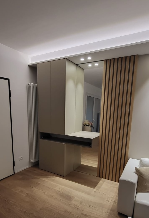 Mobile ingresso - Ingresso realizzato a misura. Un pratico armadio per contenere giacche e scarpe quotidiane, completo di uno svuotatasche elegante ed un immancabile specchio, accompagnato da listelli in rovere tinto