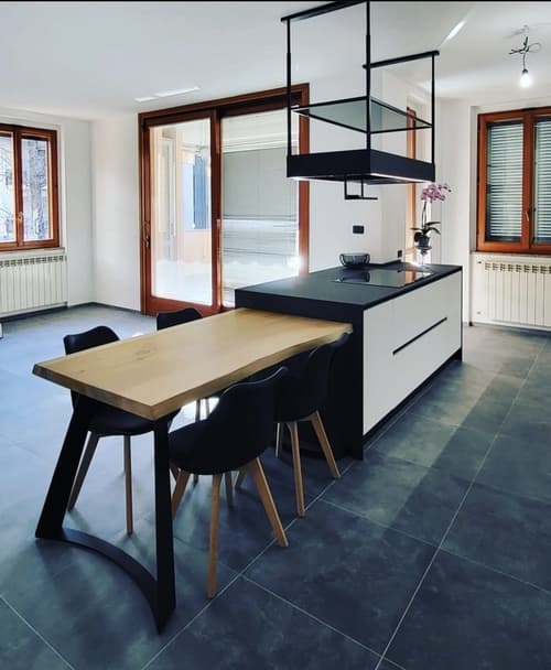 cucina - Particolare dell'isola su una cucina in ambiente open space con tavolo in prolungamento al blocco operativo