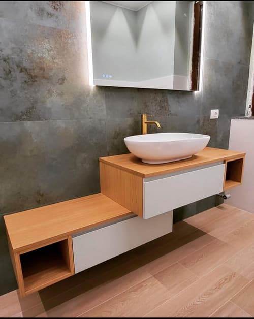 Bagno - Realizzazione su misura composizione bagno con vani aperti e chiusi. Top in rovere e vasca in ceramica