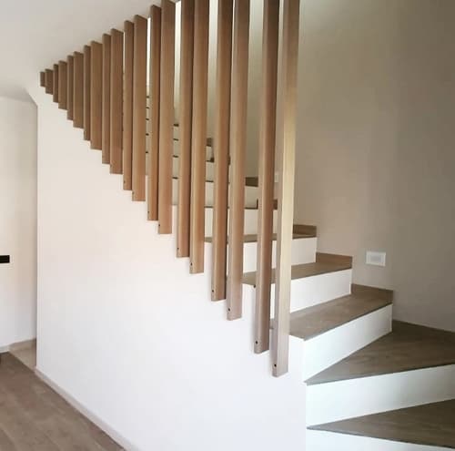 Falegnameria - Parapetto scala interna di un abitazione privata realizzata con travetti in rovere