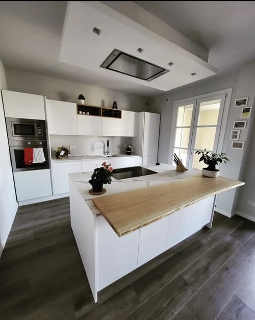 cucina - Cucina lineare con isola centrale, top in hpl con piano snack in rovere