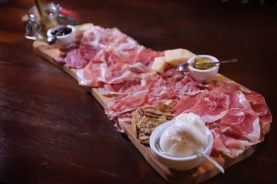 Figura illustrativa Il Ceppo Affetteria